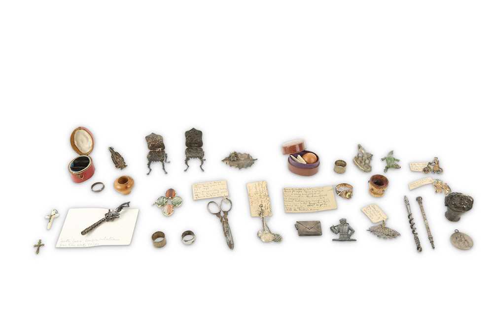 Java Small Items Lot 552 - A quantity of small items including a pair