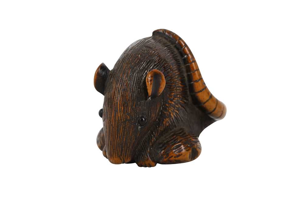 Lot 172 - A JAPANESE WOOD NETSUKE OF A MOUSE. 19th