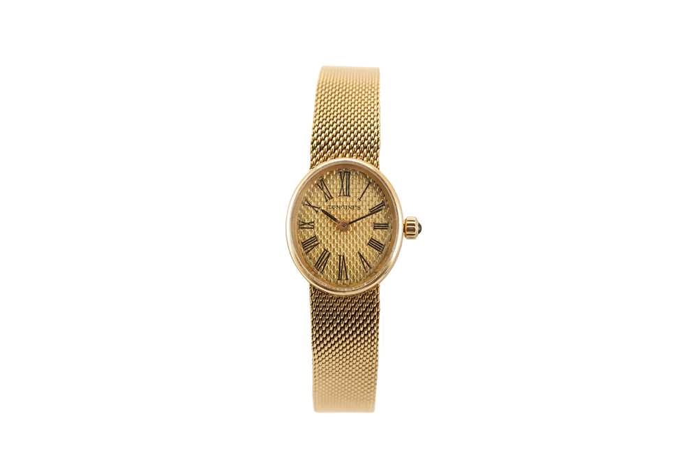 Lot 242 - OMEGA. A LADIES 18K YELLOW GOLD MANUAL WIND...