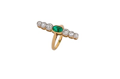 Lot 197 - An emerald and diamond dress ring Of vertical...