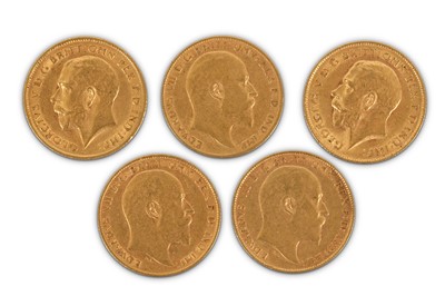 Lot 53 - Five gold half sovereigns dated: 1902, 1907,...