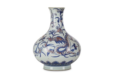 Lot 333 - A BLUE AND WHITE AND UNDERGLAZE-RED 'DRAGON'...