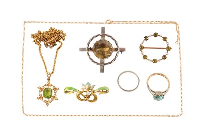 Lot 46 - A small quantity of jewellery comprising: a...