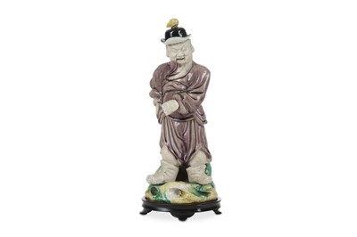 Lot 261 - A CHINESE FAMILLE VERTE FIGURE OF A WARRIOR....