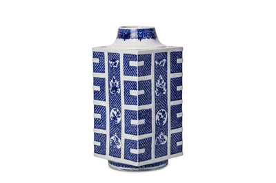 Lot 31 - A CHINESE BLUE AND WHITE VASE, CONG. Qing...