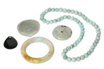 Lot 342 - A CHINESE JADEITE BEAD NECKLACE, A BANGLE AND...