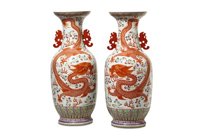 Lot 397 - A PAIR OF CHINESE FAMILLE ROSE ‘DRAGON AND...