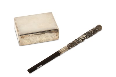Lot 410 - A CHINESE SILVER CANE HANDLE. Decorated with a...
