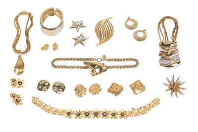 Lot 36 - A quantity of costume jewellery