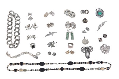 Lot 37 - A quantity of jewellery comprising: 13 rings...