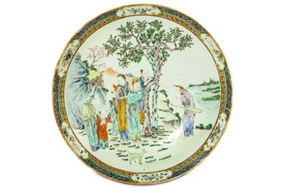 Lot 219 - A CHINESE FAMILLE ROSE FIGURATIVE CHARGER....