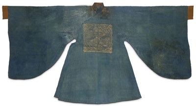 Lot 6 - A CHINESE BLUE SILK ROBE. Yuan to early Ming...
