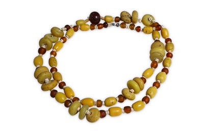 Lot 120 - A YELLOW AND AMBER GLASS BEAD NECKLACE Circa...