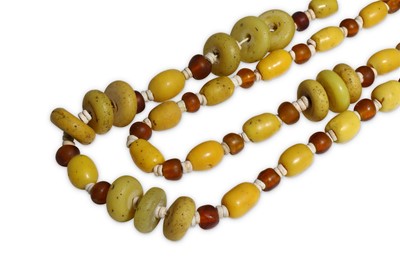 Lot 120 - A YELLOW AND AMBER GLASS BEAD NECKLACE Circa...