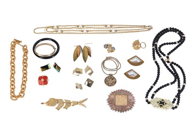 Lot 38 - A quantity of costume jewellery