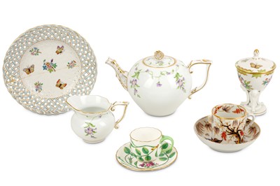 Lot 674 - A collection of porcelain, including a...