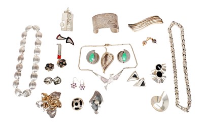 Lot 42 - A quantity of jewellery: 9 brooches, some of...