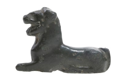 Lot 89 - AN ETRUSCAN BRONZE STATUETTE OF A RECUMBENT...