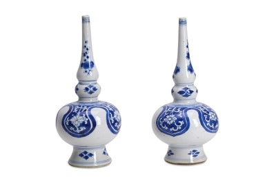 Lot 92 - A PAIR OF KANGXI BLUE AND WHITE PORCELAIN...