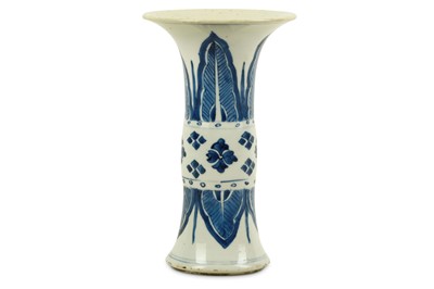 Lot 305 - A Chinese Kangxi period blue and white...