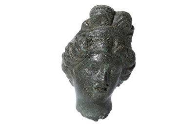 Lot 126 - !!!WITHDRAWN!!! A BRONZE HEAD OF VENUS PUDICA...