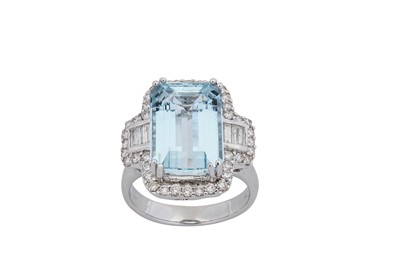 Lot 148 - An aquamarine and diamond dress ring The...