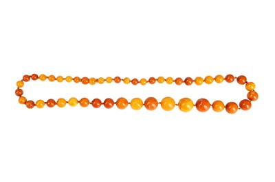 Lot 15 - An amber bead necklace Composed of a graduated...