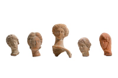 Lot 66 - A GROUP OF TERRACOTTA FEMALE HEADS Circa 5th -...