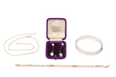 Lot 607 - A small collection of jewellery, Including a 9...