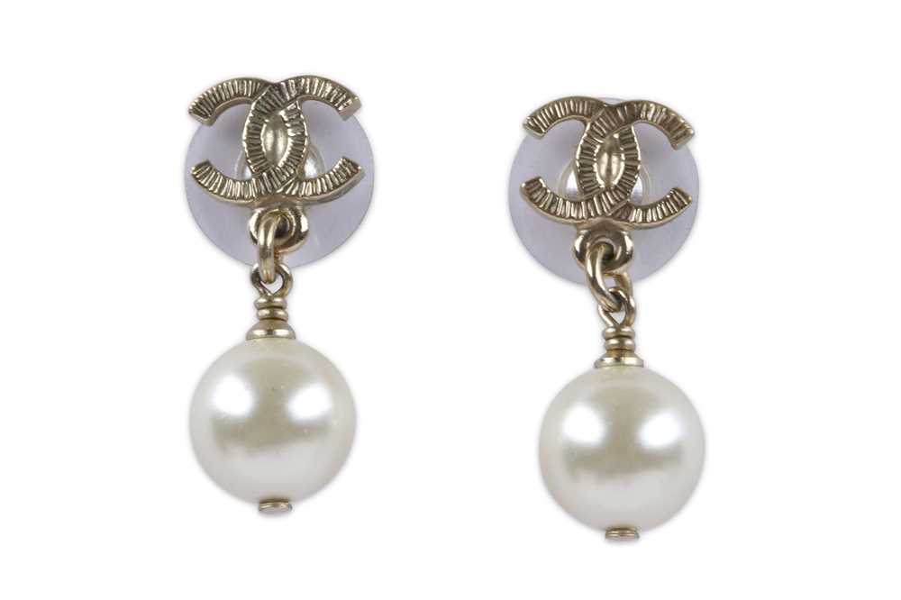 Chanel // 17B Crystal Faux Pearl Drop Earrings – VSP Consignment