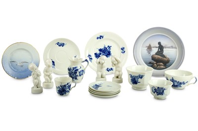 Lot 678 - A collection of blue and white Royal...