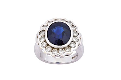 Lot 179 - A sapphire and diamond cluster ring The collet-...