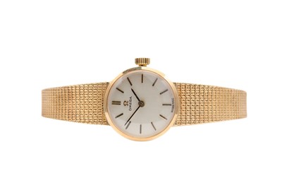 Lot 48 - OMEGA. AN 9K YELLOW GOLD MANUAL LADIES...