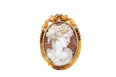 Lot 22 - A shell cameo brooch, a lava cameo pendant and...