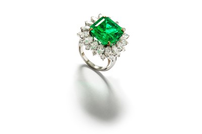 Lot 269 - An emerald and diamond cluster ring The...