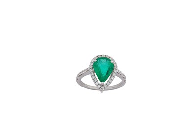 Lot 164 - An emerald and diamond cluster ring The...