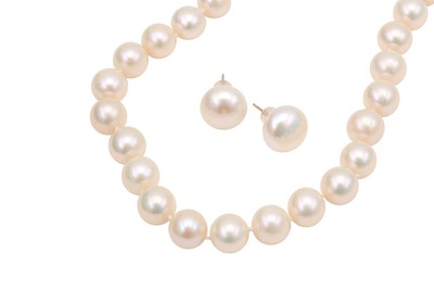 Lot 15 - A freshwater cultured pearl necklace and...
