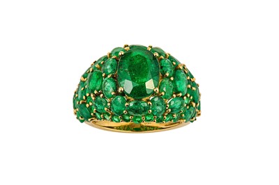 Lot 162 - An emerald and diamond dress ring The tapering...