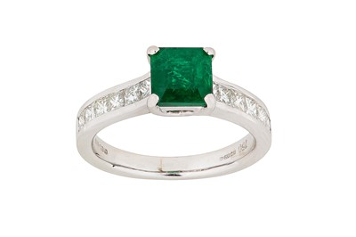 Lot 275 - An emerald and diamond ring The square...