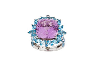 Lot 286 - A kunzite and blue topaz dress ring The...