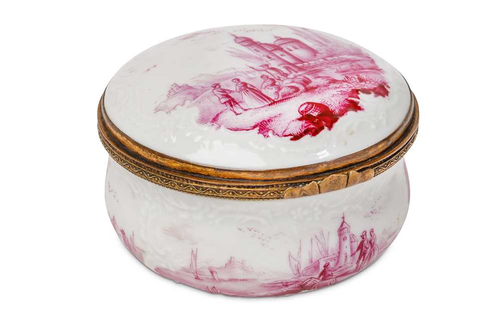 Lot 10 - A GERMAN PORCELAIN SNUFF BOX, third quarter...
