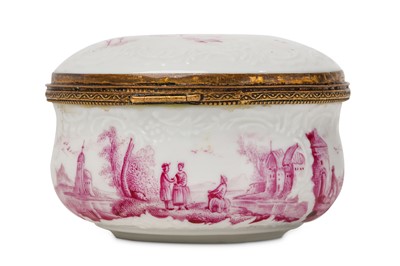 Lot 10 - A GERMAN PORCELAIN SNUFF BOX, third quarter...