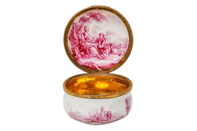 Lot 10 - A GERMAN PORCELAIN SNUFF BOX, third quarter...