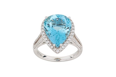 Lot 289 - An aquamarine and diamond dress ring The...