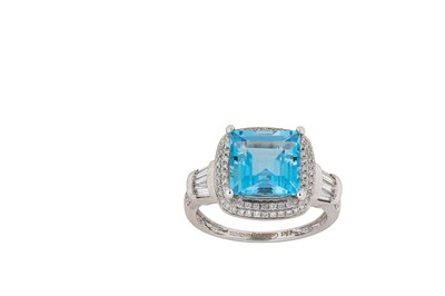 Lot 284 - An aquamarine and diamond dress ring The...