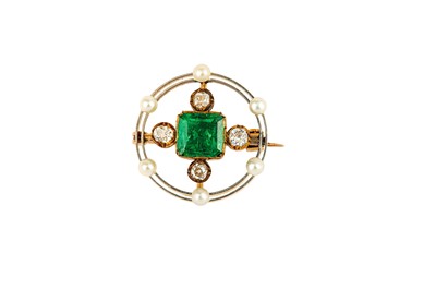 Lot 12 - An emerald, pearl and diamond brooch, circa...