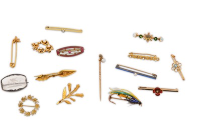 Lot 65 - A group lot of brooches, including a fox's...