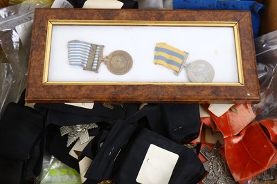 Lot 350 - A large quantity of WWI and WWII cap badges,...