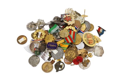Lot 351 - A large quantity of military buttons,...