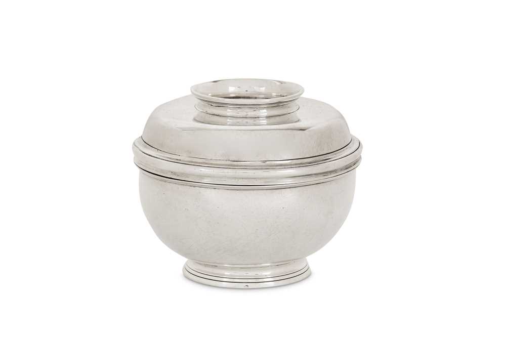 Lot 58 - A George II sterling silver sugar bowl and...